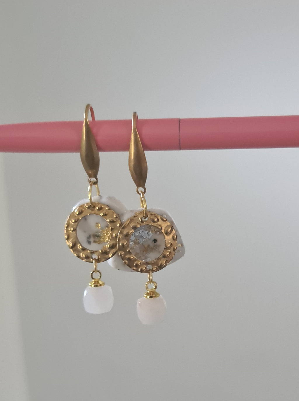 Boucles d’oreilles en polymère dorées et nacre naturelle – Bijou femme