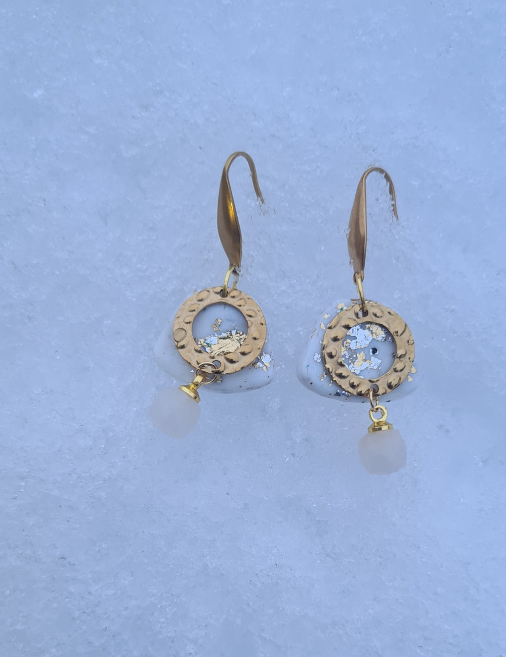 Boucles d’oreilles en polymère dorées et nacre naturelle – Bijou femme
