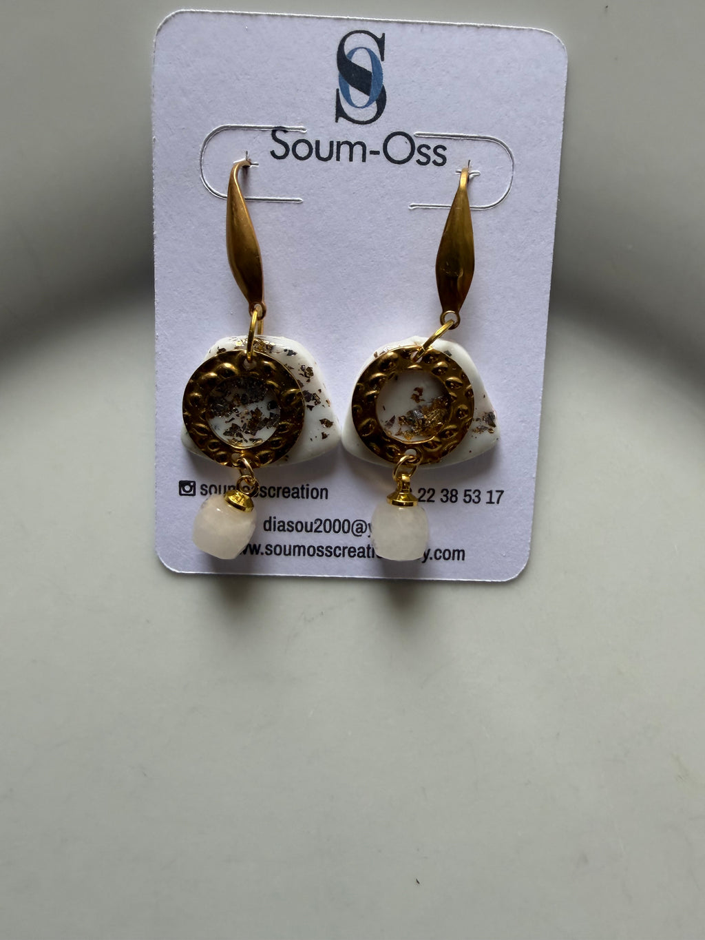 Boucles d’oreilles en polymère dorées et nacre naturelle – Bijou femme