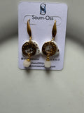 Boucles d’oreilles en polymère dorées et nacre naturelle – Bijou femme